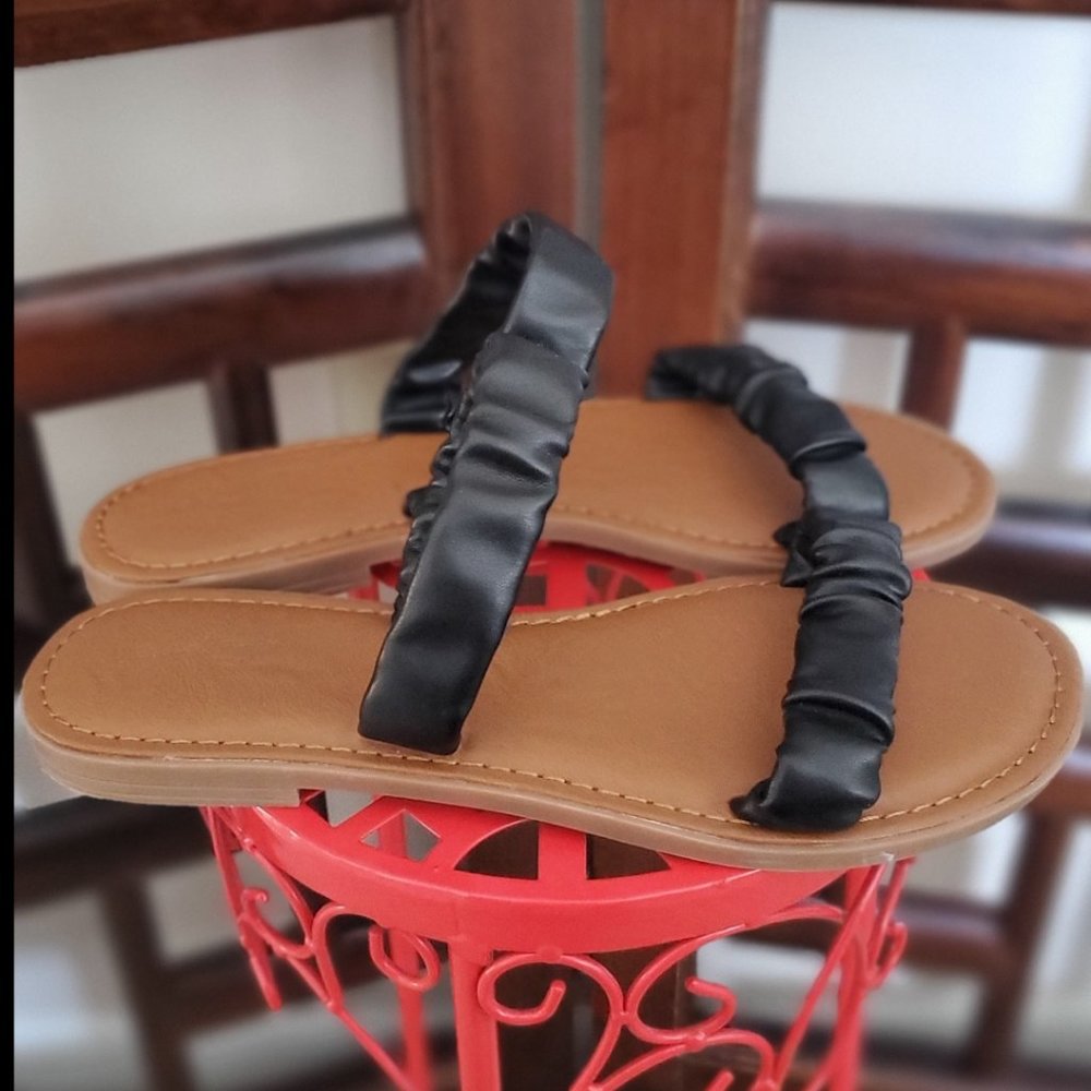 NWOT Universal Thread Black Leather Strappy Sandals (Size 8)